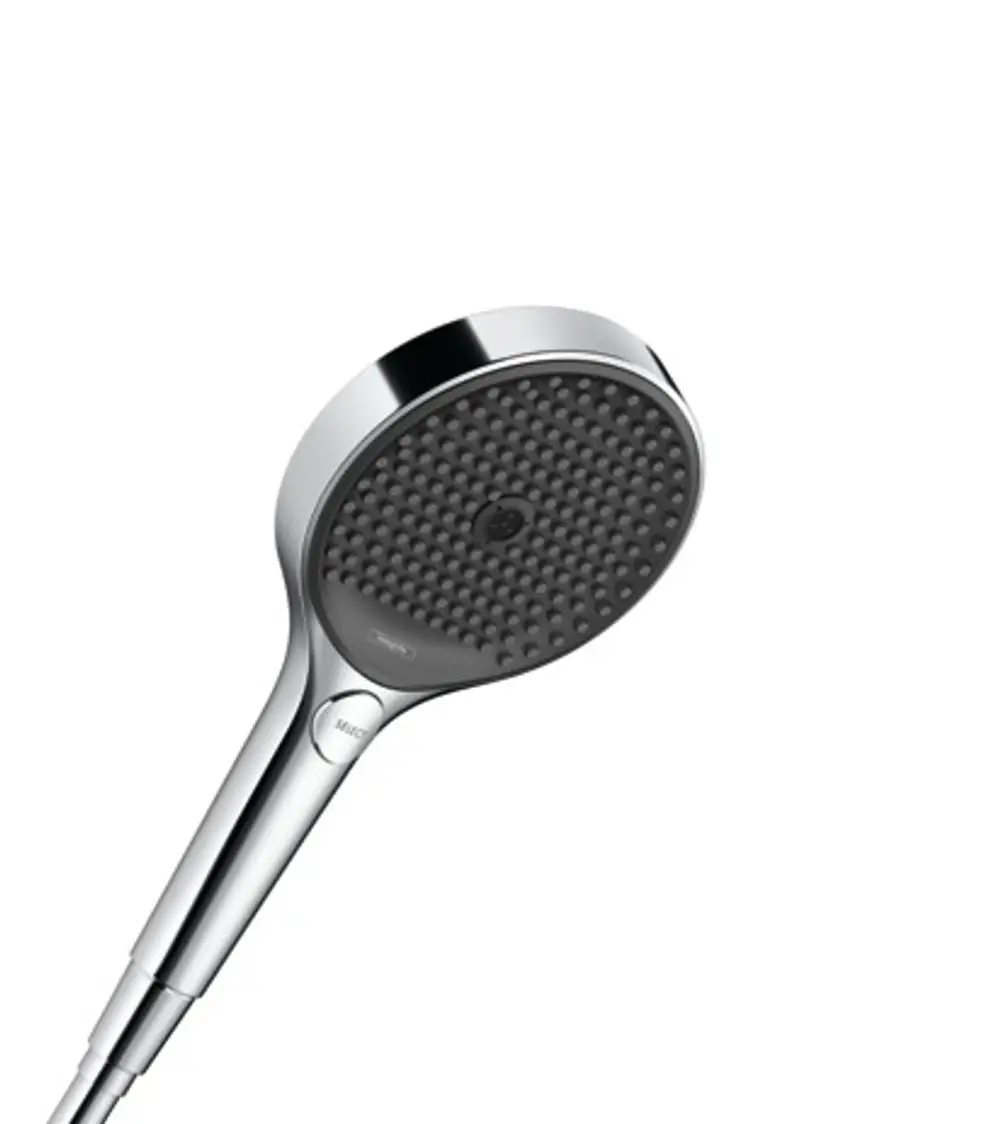 Handbrause mit runder Kopfplatte, ausgestattet mit verschiedenen Düsenausführungen. Der Griff hat einen Knopf zur Funktionseinstellung. Das Produkt ist in Chromoptik gehalten. Marke: Hansgrohe.